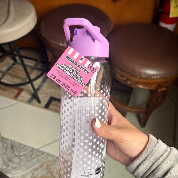 Hello kitty plastic reusable water bottle 28 oz one flaw - Picture 6 of 8